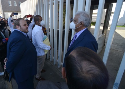 En el lugar también se vio a su abogado, y a otros personajes políticos.