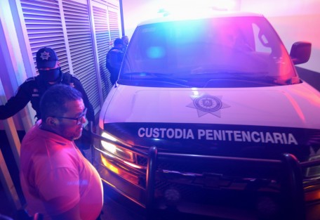 Tras larga jornada de descargo de pruebas que duró más de 28 horas, finalmente el Juez de Control, Francisco Reyes, vinculó a proceso a José Manuel N, como presunto responsable de homicidio doloso calificado en agravio del ex candidato de Movimiento Ciudadano a la alcaldía de Cazones. 