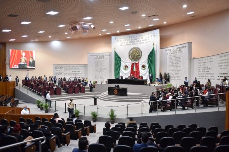 Con 40 votos a favor, nueve en contra y cero abstenciones, este Congreso aprobó el Decreto de Presupuesto de Egresos del Gobierno del Estado de Veracruz de Ignacio de la Llave, para el ejercicio fiscal 2022, por 135 mil 763 millones 199 mil 169 pesos, distribuidos bajo los principios de austeridad, orden, responsabilidad, equidad, justicia y honradez.