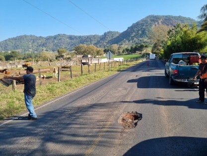 Artesanos de Naolinco reparan con recursos propios la carretera Banderilla-Naolinco,en el tramo de Naolinco a la desviación de San Pablo Coapan, aproximadamente ocho kilómetros, con el fin de evitar afectaciones a los vehículos de quienes visitan su localidad. 