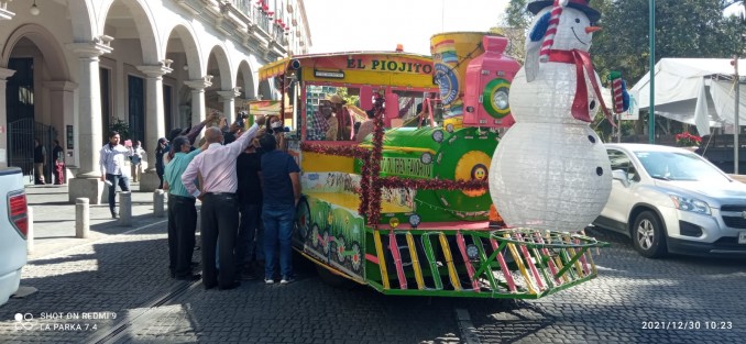 Propietarios de el trenecito El Piojito, se volvieron a manifestar frente a Palacio Municipal, exigiendo se les vuelva a conceder seguir con su negocio en el parque Los Berros. Informaron que siguen sus litigios ante instancias legales federales para recuperar su permiso de trabajo ahí. 