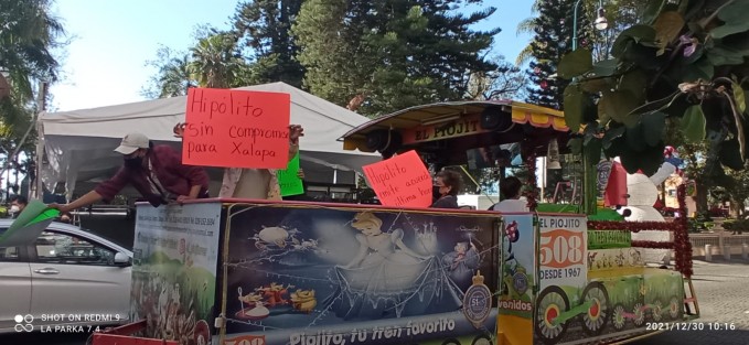 Propietarios de el trenecito El Piojito, se volvieron a manifestar frente a Palacio Municipal, exigiendo se les vuelva a conceder seguir con su negocio en el parque Los Berros. Informaron que siguen sus litigios ante instancias legales federales para recuperar su permiso de trabajo ahí. 