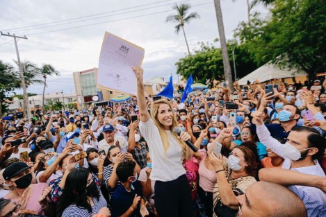 El TEPJF validó la noche del miércoles el triunfo de la panista Patricia Lobeira Rodríguez como alcaldesa del municipio de Veracruz, por lo que este jueves presentó su equipo de trabajo, erróneamente calificado como Gabinete, ya que este último término es aplicable únicamente para los colaboradores de los poderes Ejecutivos. 