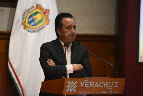 El Gobernador Cuitláhuac García dijo que la investigación sobre presuntos moches en Espacios Educativos se encuentra en pausa debido al periodo vacacional en la SEV, pero que se continuará en cuando se reactiven actividades.