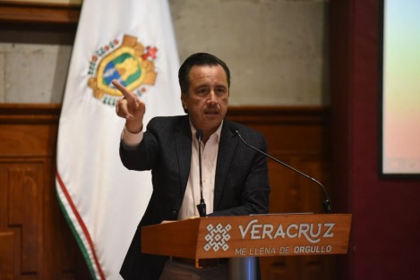 En la última conferencia de prensa del año, el gobernador Cuitláhuac García Jiménez deseó a las y los veracruzanos mucha salud en 2022, por lo cual dio a conocer el Plan Nacional de Vacunación contra COVID-19 que tendrá lugar en enero, tanto segundas dosis a adolescentes de 15 a 17 años de edad y refuerzo a la población adulta mayor.

