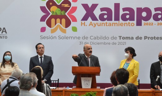 Con la presencia del Gobernador Cuitláhuac García, Ricardo Ahued Bardahuill rindió protesta como alcalde de Xalapa.