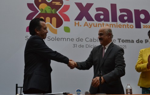 Con la presencia del Gobernador Cuitláhuac García, Ricardo Ahued Bardahuill rindió protesta como alcalde de Xalapa.
