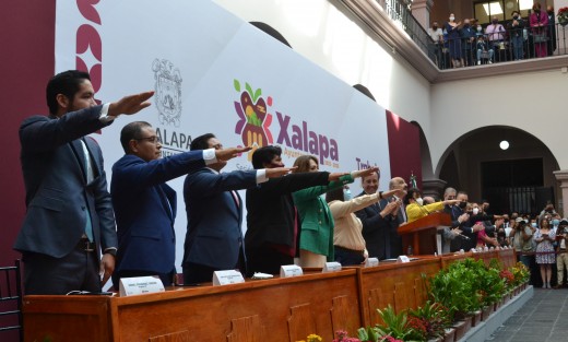 Luego de rendir protesta como alcalde de Xalapa, Ricardo Ahued tomó protesta a los nuevos integrantes del cabildo, en donde algunos repiten también en cargos como ediles. 
