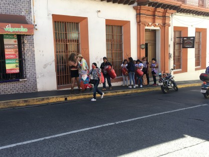 Con más ánimo de recibir lo que les caiga, que de bailar y cantar por conservar la tradición, grupos de jóvenes sacaron al Viejo, a pasear por calles de la ciudad, para despedir el año.