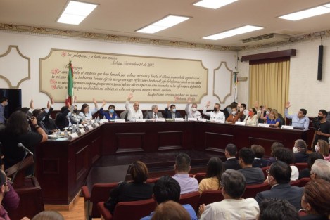 Durante la Primera Sesión Ordinaria, celebrada la tarde de este sábado, el Cabildo de Xalapa aprobó los nombramientos del Secretario del Ayuntamiento, la Contralora Interna y Tesorera del Ayuntamiento para el periodo 2022-2025.

