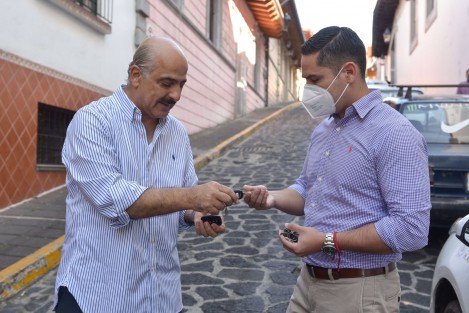 A temprana hora de este domingo, el alcalde Ricardo Ahued Bardahuil entregó las llaves de cuatro vehículos al titular de la Dirección de Seguridad Ciudadana y Tránsito Municipal, Miguel Valdez Ramírez. Estos vehículos, anteriormente adscritos a la presidencia municipal, ahora se acondicionarán y se utilizarán en acciones de seguridad pública en beneficio de xalapeñas y xalapeños.