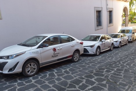 A temprana hora de este domingo, el alcalde Ricardo Ahued Bardahuil entregó las llaves de cuatro vehículos al titular de la Dirección de Seguridad Ciudadana y Tránsito Municipal, Miguel Valdez Ramírez. Estos vehículos, anteriormente adscritos a la presidencia municipal, ahora se acondicionarán y se utilizarán en acciones de seguridad pública en beneficio de xalapeñas y xalapeños.