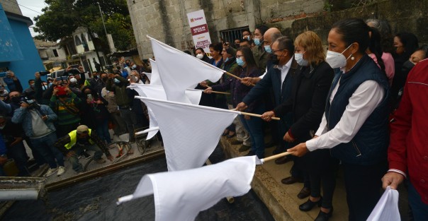 El alcalde Xalapa, Ricardo Ahued Bardahuil,  en compañía de vecinos y funcionarios municipales,  dio el banderazo de inicio de la pavimentación de la calle Plutarco Elías Calles, de la colonia Revolución, con lo que dijo se comienza una serie de obras en beneficio de los xalapeños. 