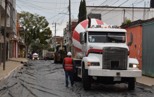 El alcalde Xalapa, Ricardo Ahued Bardahuil,  en compañía de vecinos y funcionarios municipales,  dio el banderazo de inicio de la pavimentación de la calle Plutarco Elías Calles, de la colonia Revolución, con lo que dijo se comienza una serie de obras en beneficio de los xalapeños. 