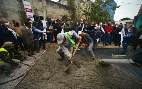El alcalde Xalapa, Ricardo Ahued Bardahuil,  en compañía de vecinos y funcionarios municipales,  dio el banderazo de inicio de la pavimentación de la calle Plutarco Elías Calles, de la colonia Revolución, con lo que dijo se comienza una serie de obras en beneficio de los xalapeños. 
