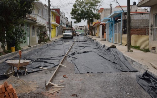 El alcalde Xalapa, Ricardo Ahued Bardahuil,  en compañía de vecinos y funcionarios municipales,  dio el banderazo de inicio de la pavimentación de la calle Plutarco Elías Calles, de la colonia Revolución, con lo que dijo se comienza una serie de obras en beneficio de los xalapeños. 