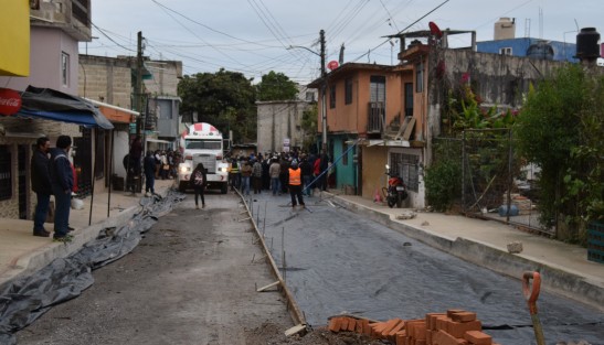 El alcalde Xalapa, Ricardo Ahued Bardahuil, en compañía de vecinos y funcionarios municipales, dio el banderazo de inicio de la pavimentación de la calle Plutarco Elías Calles, de la colonia Revolución, con lo que dijo se comienza una serie de obras en beneficio de los xalapeños. 