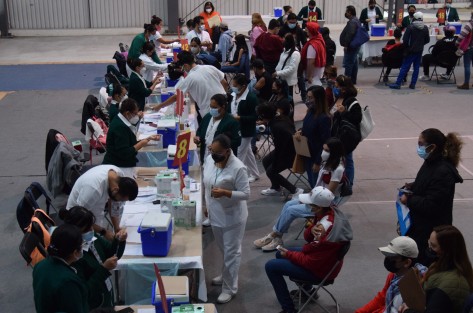 A partir de este lunes inicia la aplicación de segunda dosis antiCOVID para el sector de 15 a 17 años en la ciudad  de Xalapa. Gracias a que en esta ocasión hay varias sedes, el flujo de la fila fue muy rápido. 