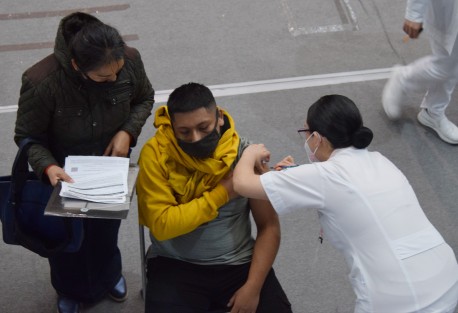 A partir de este lunes inicia la aplicación de segunda dosis antiCOVID para el sector de 15 a 17 años en la ciudad  de Xalapa. Gracias a que en esta ocasión hay varias sedes, el flujo de la fila fue muy rápido. 
