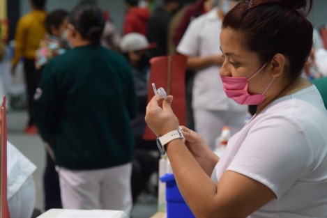 A partir de este lunes inicia la aplicación de segunda dosis antiCOVID para el sector de 15 a 17 años en la ciudad  de Xalapa. Gracias a que en esta ocasión hay varias sedes, el flujo de la fila fue muy rápido. 