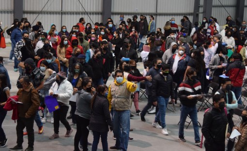 A partir de este lunes inicia la aplicación de segunda dosis antiCOVID para el sector de 15 a 17 años en la ciudad  de Xalapa. Gracias a que en esta ocasión hay varias sedes, el flujo de la fila fue muy rápido. 