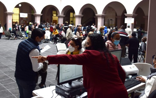 Con orden y fluidez desde temprana hora, xalapeños acuden a pagar el impuesto predial y limpia pública en las cajas instaladas en el patio de Palacio Municipal la mayoría son personas de la tercera edad quienes tienen un descuento de 50% de descuento.