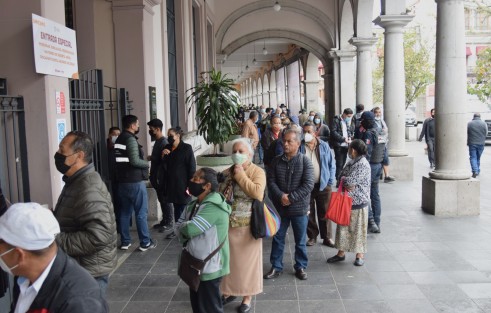 Con orden y fluidez desde temprana hora, xalapeños acuden a pagar el impuesto predial y limpia pública en las cajas instaladas en el patio de Palacio Municipal la mayoría son personas de la tercera edad quienes tienen un descuento de 50% de descuento.