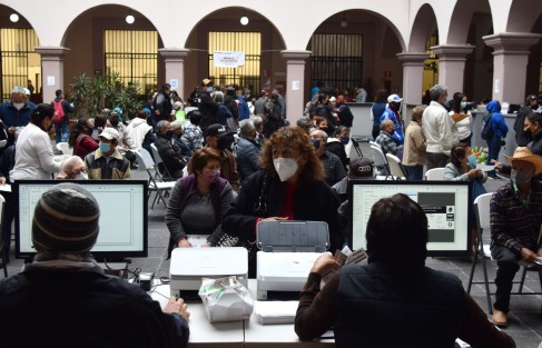Con orden y fluidez desde temprana hora, xalapeños acuden a pagar el impuesto predial y limpia pública en las cajas instaladas en el patio de Palacio Municipal la mayoría son personas de la tercera edad quienes tienen un descuento de 50% de descuento.