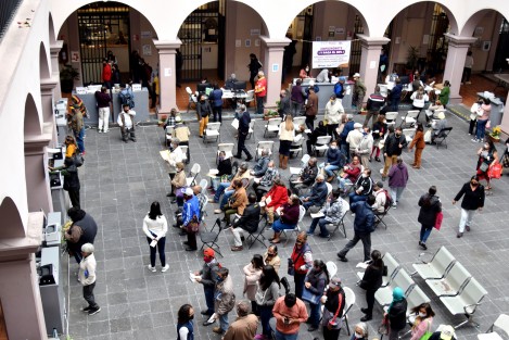 Con orden y fluidez desde temprana hora, xalapeños acuden a pagar el impuesto predial y limpia pública en las cajas instaladas en el patio de Palacio Municipal la mayoría son personas de la tercera edad quienes tienen un descuento de 50% de descuento.