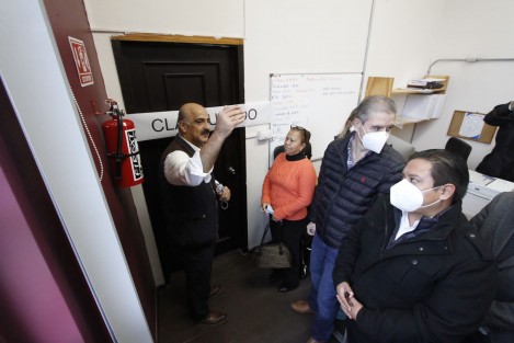 Para cumplir un compromiso con la ciudadanía, el presidente municipal Ricardo Ahued Bardahuil clausuró el pasillo que comunicaba la oficina de Presidencia con la cochera municipal porque <em>el Alcalde no necesita de un corredor privado, tiene que ser una persona que atienda a  la gente</em>, afirmó.