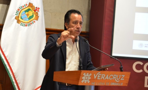 Cuestionado sobre la Comisión del Senado para investigar abusos de poder en Veracruz y desaparecer los poderes, el Gobernador Cuitláhuac García dijo que los senadores Dante Delgado y Ricardo Monreal ha engañado a  la opinión pública, pues dicha comisión ni siquiera existe, como se constata en el sitio web del Senado de la República.  
