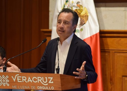 Cuestionado sobre la Comisión del Senado para investigar abusos de poder en Veracruz y desaparecer los poderes, el Gobernador Cuitláhuac García dijo que los senadores Dante Delgado y Ricardo Monreal ha engañado a  la opinión pública, pues dicha comisión ni siquiera existe, como se constata en el sitio web del Senado de la República. Igualmente desmintió a medios que aseguraron saturación de hospitales por casos COVID. 