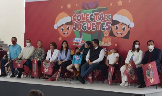  Con la presencia del secretario de Educación Zenyanzen Escobar y autoridades locales, se llevó a cabo.la clausura de colecta de juguetes Dona un Juguete, Dona Amor,  en el  Gimnasio Omega.  