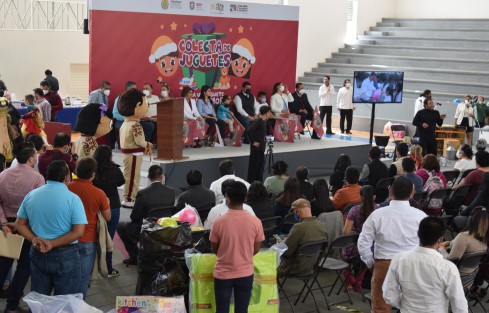  Con la presencia del secretario de Educación Zenyanzen Escobar y autoridades locales, se llevó a cabo.la clausura de colecta de juguetes Dona un Juguete, Dona Amor,  en el  Gimnasio Omega.  
