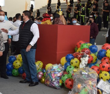 Muy criticado por algunos el hecho de que la donación más notoria fuera la de pelotas sencillas.  