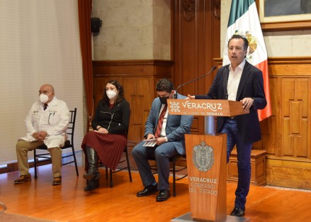En atención al personal del sistema educativo estatal que ha regresado a las aulas, la Secretaría de Salud llevará a cabo jornadas de refuerzo contra COVID-19 a quienes han cumplido seis meses desde la última aplicación, con una meta de 177 mil dosis, informó el gobernador Cuitláhuac García Jiménez.