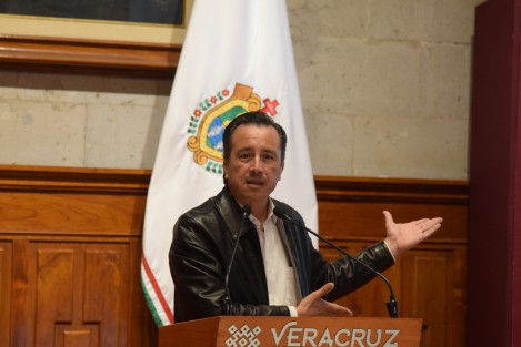 En conferencia de prensa, el gobernador Cuitláhuac García Jiménez afirmó que los programas de bienestar han significado el sostenimiento de la economía en las zonas más alejadas, lo cual demuestra que puede haber desarrollo ligado al progreso de la gente más necesitada. 