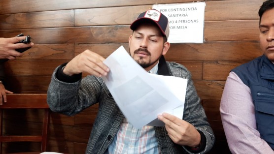 El Alcalde  de Juchique de Ferrer, Ulises Cruz Cuevas, denunció públicamente que la alcaldesa saliente, Lizbeth Emiliana Portilla Gumercindo, le entregó desvalijado el palacio municipal, así como facturas de bebidas alcohólicas, por montos superiores a los 15 mil pesos 