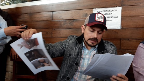 El Alcalde  de Juchique de Ferrer, Ulises Cruz Cuevas, denunció públicamente que la alcaldesa saliente, Lizbeth Emiliana Portilla Gumercindo, le entregó desvalijado el palacio municipal, así como facturas de bebidas alcohólicas, por montos superiores a los 15 mil pesos 