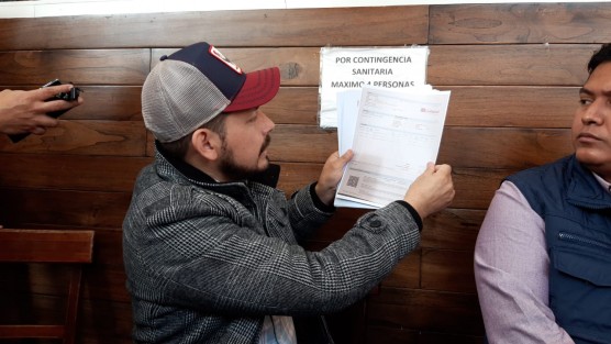 El Alcalde  de Juchique de Ferrer, Ulises Cruz Cuevas, denunció públicamente que la alcaldesa saliente, Lizbeth Emiliana Portilla Gumercindo, le entregó desvalijado el palacio municipal, así como facturas de bebidas alcohólicas, por montos superiores a los 15 mil pesos 