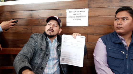 El Alcalde  de Juchique de Ferrer, Ulises Cruz Cuevas, denunció públicamente que la alcaldesa saliente, Lizbeth Emiliana Portilla Gumercindo, le entregó desvalijado el palacio municipal, así como facturas de bebidas alcohólicas, por montos superiores a los 15 mil pesos 