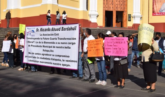 Integrantes de la Organización Construyo tu Futuro Cuarta Transformación El Moral, Asociación Civil, se manifestó en Plaza Lerdo y frente al Palacio Municipal de Xalapa, para dar la bienvenida al alcalde Ricardo Ahued. 