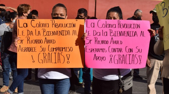 Integrantes de la Organización Construyo tu Futuro Cuarta Transformación El Moral, Asociación Civil, se manifestó en Plaza Lerdo y frente al Palacio Municipal de Xalapa, para dar la bienvenida al alcalde Ricardo Ahued. 