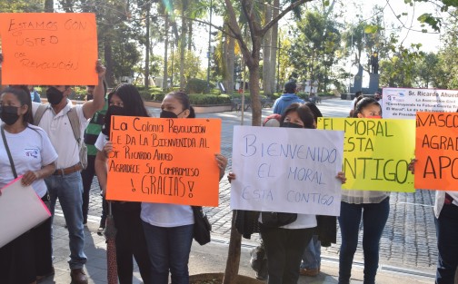Integrantes de la Organización Construyo tu Futuro Cuarta Transformación El Moral, Asociación Civil, se manifestó en Plaza Lerdo y frente al Palacio Municipal de Xalapa, para dar la bienvenida al alcalde Ricardo Ahued. 