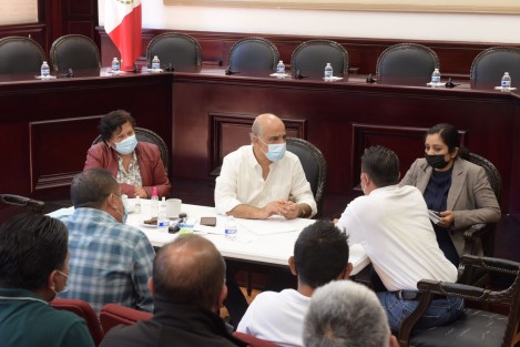 Para refrendar su compromiso de mantener un gobierno de puertas abiertas, el alcalde Ricardo Ahued Bardahuil, atendió las audiencias públicas que se desarrollaron por cuarto día consecutivo en la Sala del Cabildo. Mediante este ejercicio, el Edil y sus colaboradores escuchan personalmente,  las necesidades de las y los xalapeños para darles solución.