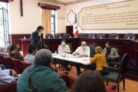 Para refrendar su compromiso de mantener un gobierno de puertas abiertas, el alcalde Ricardo Ahued Bardahuil, atendió las audiencias públicas que se desarrollaron por cuarto día consecutivo en la Sala del Cabildo. Mediante este ejercicio, el Edil y sus colaboradores escuchan personalmente,  las necesidades de las y los xalapeños para darles solución.