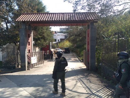 El cuerpo sin vida de una mujer de la tercera edad fue localizado en su domicilio en el fraccionamiento Residencial El Porvenir, en Xalapa. Presuntamente el deceso fue durante un asalto. Personal de la Fiscalía General del Estado acudió al lugar para iniciar investigación.