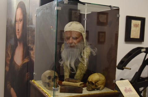 En la galería Alejandro Mariano fue inaugurada la exposición Leonardo da Vinci el genio, inventos, pinturas y diseños.  Estará abierta al público de lunes a domingo de 11 de la mañana a 7 :30 de la noche, durante dos meses a partir de mañana. La entrada general 80 pesos y 50 Estudiantes, maestros y niños.
