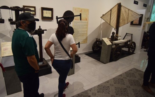 En la galería Alejandro Mariano fue inaugurada la exposición Leonardo da Vinci el genio, inventos, pinturas y diseños. Estará abierta al público de lunes a domingo de 11 de la mañana a 7 :30 de la noche, durante dos meses a partir de mañana. La entrada general 80 pesos y 50 Estudiantes, maestros y niños. 