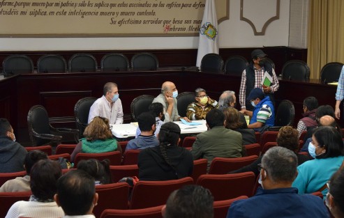 El alcalde de Xalapa. Ricardo Ahued Bardahuil continúa con su política de municipio de puertas abiertas a la ciudadanía, este día continuó recibiendo a xalapeños para escuchar sus diferentes necesidades, tanto personales como en beneficio de las colonias. 
